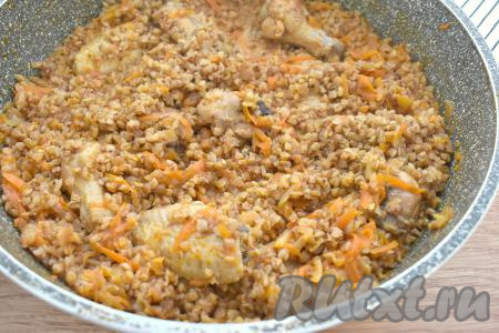 Сковороду накрываем крышкой. После закипания воды убавляем огонь и варим крылышки с гречкой 20-25 минут (до готовности гречки).