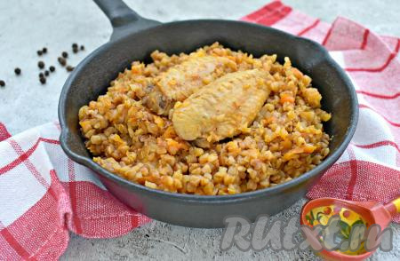 Раскладываем со сковороды по тарелкам и в горячем виде подаём вкусное, сытное блюдо к столу. Крылышки получаются сочными, а гречка - в меру вязкой, аппетитной. Это блюдо отлично впишется в повседневное меню!