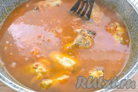 Заливаем крылышки с гречкой 2 стаканами кипящей воды, перемешиваем.