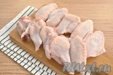 Куриные крылышки разрезаем по суставам на 3 части. Для этого блюда будем брать только крупные части крыльев, кончики нам не потребуются. Части крылышек ополаскиваем под проточной водой и обсушиваем. Очищаем лук и морковь.