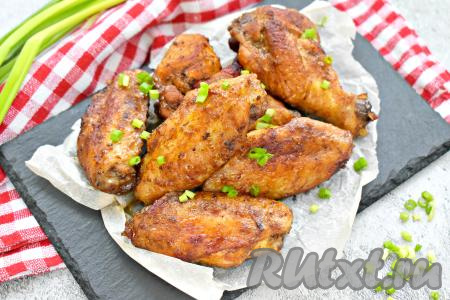 Куриные крылышки, запечённые в духовке, получились с румяной, хрустящей корочкой снаружи и при этом сочными, нежными внутри. Подать их к столу можно с соусом, свежими овощами, зеленью или любимым гарниром.