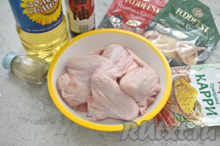 Подготовим нужные ингредиенты для приготовления куриных крылышек с хрустящей корочкой в духовке. Куриные крылья моем, обсушиваем. В качестве специй я взяла по 0,5 чайной ложки молотой паприки, карри, чёрного молотого перца и сушёного чеснока. Вы же можете подобрать специи по своему вкусу.