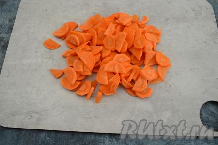 Пока бульон закипает, почистить морковь, нарезать на тонкие полукружочки.