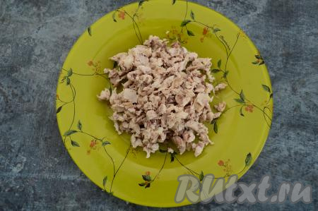 Сварившееся куриное мясо достать из бульона, дать немного остыть, отделить от костей, нарезать на части. Косточки выбросить. Бульон, если нужно, процедить. Вернуть нарезанное мясо в кастрюлю с бульоном, поставить на огонь, дать закипеть.