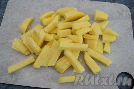 Картошку очистить и нарезать на средние брусочки.