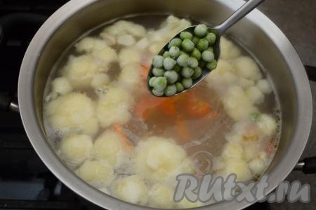 По прошествии 5 минут в суп с цветной капустой всыпать замороженный зелёный горошек, дать закипеть и варить 6 минут на небольшом огне. Если вы варите суп со свежим зелёным горошком, тогда дайте капусте провариться с момента закипания 7 минут, а затем уже всыпьте горошек, дайте закипеть и варите суп на небольшом огне минуты 3-4.