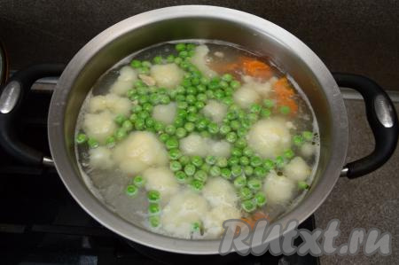 Затем проверить на готовность картошку и морковь, если они легко прокалываются ножом, значит суп готов. У меня за это время все овощи стали достаточно мягкими, но не разваренными. Многое, конечно, зависит от сортов овощей и величины нарезки. Если овощи твердоваты, тогда проварите суп ещё 4-5 минут.