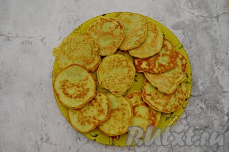 Готовые кабачковые оладьи перекладывать со сковороды на тарелку. Периодически перемешивая тесто, постепенно пожарьте все оладушки (у меня получилось 12 штук). Я жарю такие оладьи на небольшом количестве растительного масла, поэтому лишнего жира на готовых оладушках практически нет. Если вы жарите на достаточно большом количестве растительного масла, тогда готовые оладьи, чтобы убрать с них лишний жир, вначале перекладывайте со сковороды на бумажные полотенце, а затем уже - на тарелку.