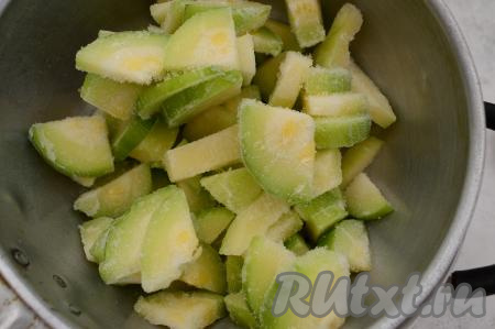 Замороженные кабачки взвесить и выложить в дуршлаг. Подставить под дуршлаг кастрюлю, чтобы в неё сливалась вода, которая будет выделяться в процессе размораживания кабачков. Оставить кабачки до полного размораживания. Если времени мало, тогда для того чтобы кабачки разморозились побыстрее, можно подставить дуршлаг с кабачками под тёплую воду, после того как с кабачков сойдёт наледь, выключить воду, оставить кабачки в дуршлаге до полного размораживания.