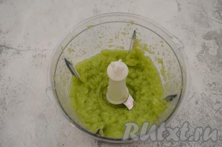 При помощи измельчителя (или погружного блендера) пюрировать кабачки до получения пюре. Я перед заморозкой нарезаю кабачки на полукружочки, если вы замораживаете натёртые кабачки, то, в принципе, их можно не пробивать до состояния пюре, а после размораживания просто тщательно отжать руками от лишней воды.