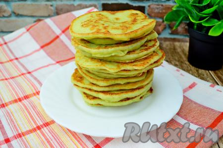 Вкуснейшие, нежные, аппетитные оладьи, приготовленные из замороженных кабачков, подать к столу в горячем виде, дополнив любимым соусом.