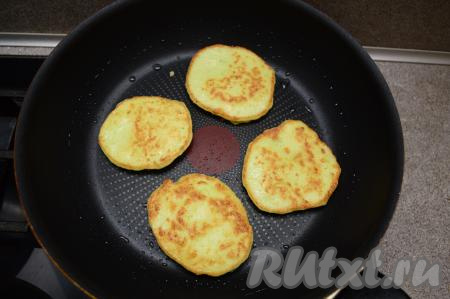Затем перевернуть и жарить ещё 1-2 минуты (до подрумянивания с обратной стороны).