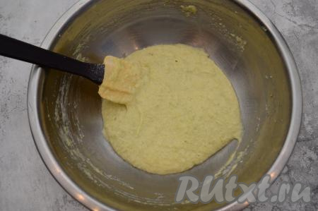 Затем постепенно, по 1 столовой ложке, добавлять муку в тесто, каждый раз полностью вмешивая её. У нас должно получить кабачковое тесто, напоминающее по консистенции сметану средней жирности. Всего я добавила 90 грамм муки, но муки может потребоваться как больше, так и меньше, всё зависит от количества влаги в размороженных кабачках, поэтому муку нужно всыпать постепенно, ориентируясь на консистенцию кабачкового теста для оладий.