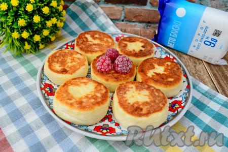 Готовые нежные, аппетитные, пышные сырники можно сразу подавать к столу, дополнив, например, сметаной, мёдом, вареньем, сгущённым молоком.