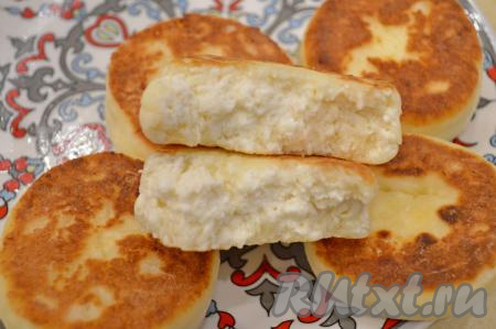 А вот каким сырник по ГОСТу получается в разломе, идеально белая, воздушная консистенция внутри и золотистая корочка снаружи. Есть такие сырники одно удовольствие!