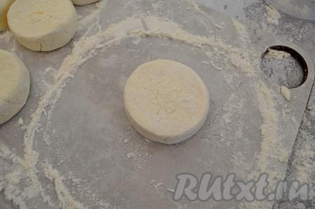 Сырник приобретёт идеальную округлую форму. Перевернуть сырник на другую сторону, немного приплюснуть рукой, накрыть стаканом, снова повращать стакан, чтобы сырник приобрёл округлую форму. Ещё раз слегка приплюснуть. У нас получится идеально круглый сырник.