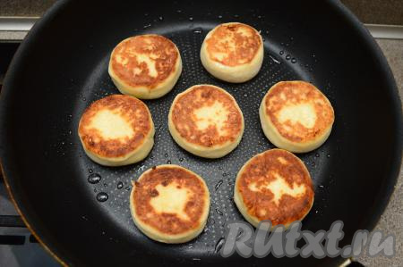 Затем аккуратно перевернуть и жарить их с другой стороны тоже 2-3 минуты.