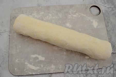 Ещё нам потребуется дополнительная мука для формирования сырников - это примерно 2 столовых ложки муки, я её не включила в состав ингредиентов. На припылённой мукой рабочей поверхности скатать творожное тесто в толстую колбаску диаметром, примерно, 7 сантиметров.