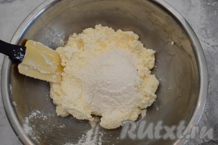 Смешать сахар с творогом и яйцом до однородности (я смешиваю с помощью лопатки) и всыпать 80 грамм муки.