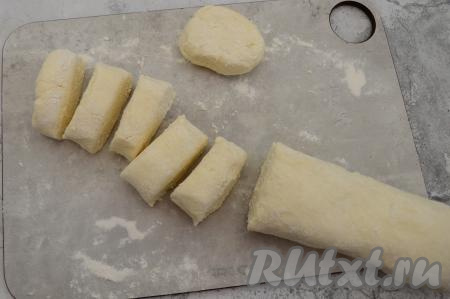 Острым ножом нарезать колбаску на шайбы толщиной около 2 сантиметров (у меня получилось 12 кусочков творожного теста).