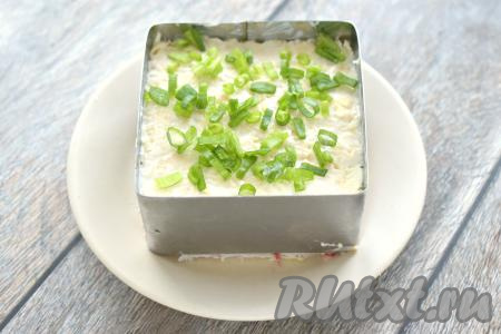 Украшаем слоёный салат с крабовыми палочками "Нежность" на своё усмотрение. Я украсила нарезанным&nbsp; зелёным луком.