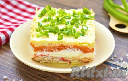 Вкусный, аппетитный слоёный салат "Нежность", приготовленный с крабовыми палочками, полностью оправдывает своё название. Это блюдо станет украшением любого стола!