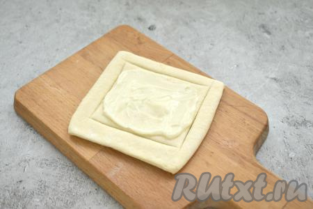 Центр каждой заготовки смазываем 1 чайной ложкой с горкой получившейся творожной массы.