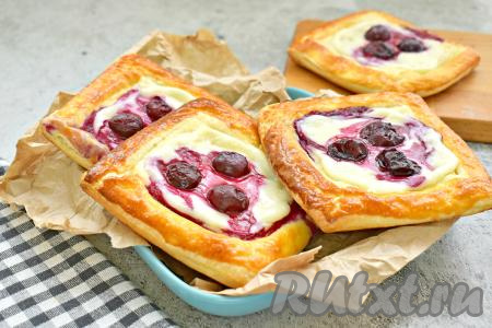 Аппетитные, очень вкусные слойки с творожным сыром и вишней подаём к столу к чашечке чая или кофе.