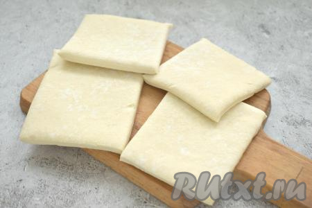 У меня слоёное тесто было в двух пластах. Каждый пласт теста разрезаем на 4 квадрата, то есть из двух пластов теста получается 8 заготовок для слоек.