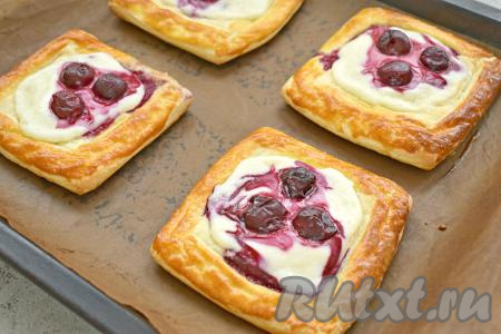 Отправляем противень со слойками в духовку,  заранее разогретую до 180 градусов, минут на 20 (до румяности теста).