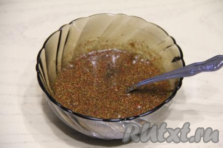 Перемешать маринад.