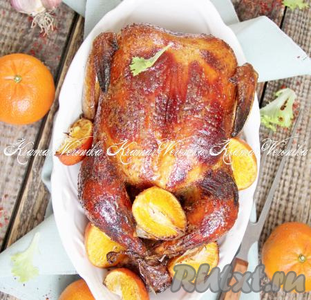 Достать форму с готовой птицей из духовки. Курица, запечённая целиком с мандаринами, получается ароматной, вкусной, сочной, покрытой тонкой, хрустящей корочкой. К столу подать в горячем виде, дополнить это блюдо можно практически любым гарниром. 