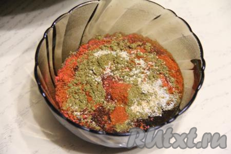 Для приготовления маринада соединить в пиале соевый соус, мандариновый сок, соль и специи.&nbsp;