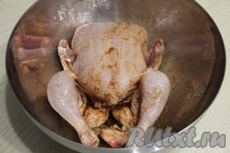 Курицу вымыть, обсушить, выложить в объёмную миску. Обильно полить курицу снаружи и внутри получившимся маринадом и оставить часа на 2-3 в прохладном месте, чтобы курочка хорошо промариновалась. Периодически курицу нужно переворачивать, чтобы она равномерно промариновалась со всех сторон.