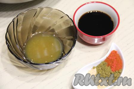 Мандарины тщательно вымыть. Выдавить из 2-3 мандаринов сок. Для маринования курицы нам потребуется 50 миллилитров мандаринового сока. Оставшиеся мандарины будем использовать для запекания вместе с курицей. Подготовить специи по вкусу (для маринования курицы я решила взять по 1 чайной ложке специй для курицы, паприки и сушёного чеснока).