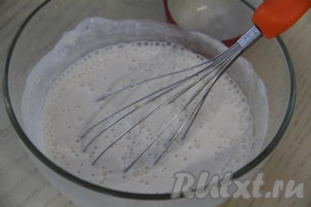 Для получения соуса соединить сметану, воду, муку и соль, перемешать венчиком и сметанный соус готов.