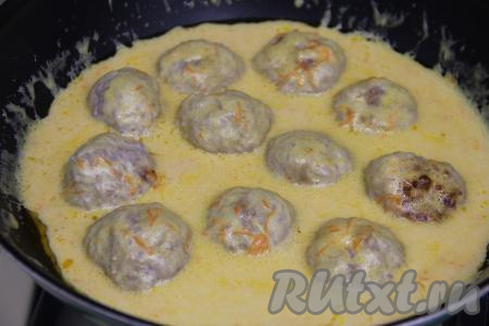 Как только соус закипит, убавить огонь до минимума и накрыть сковороду крышкой. Готовить тефтели 30 минут, несколько раз за это время тефтели можно перевернуть, чтобы они равномерно протушились в соусе.
