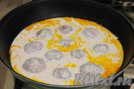 Влить получившийся сметанный соус в сковороду к тефтелям.