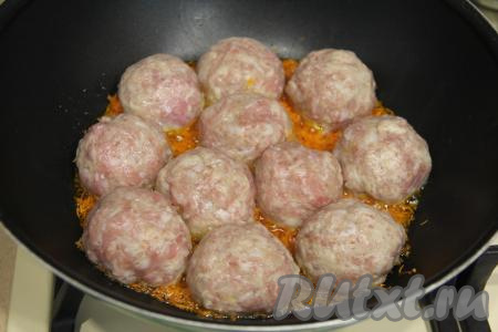 Из получившегося фарша сформировать тефтели среднего размера (я сформировала 11 штук) и выложить их поверх моркови, обжаренной до мягкости.