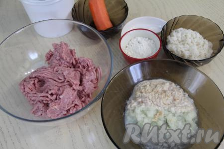 Кусочки батона выложить в небольшую пиалу, полностью залить водой, оставить на несколько минут. Замоченный батон отжать от лишней влаги, а затем вместе с луком и чесноком пропустить через мясорубку. Фарш индейки выложить в объёмную миску.