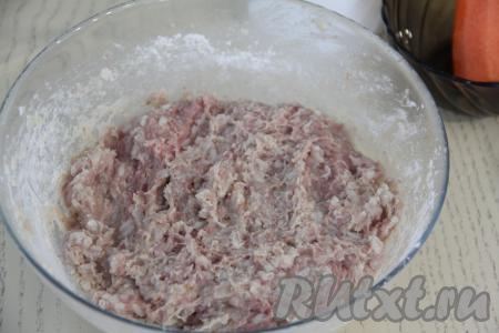 Хорошо вымесить фарш для тефтелей.