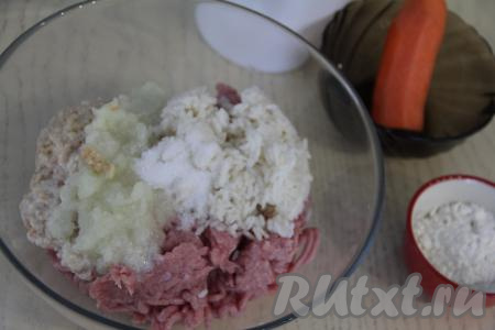 В миску с фаршем добавить отваренный рис, выложить смесь лука, хлеба и чеснока, всыпать соль и специи по вкусу.