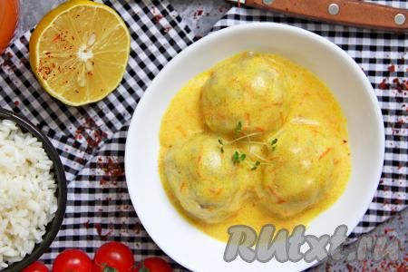 Нежные, вкусные, аппетитные тефтели из индейки подать к столу в горячем виде с любым гарниром, дополнив сметанным соусом.