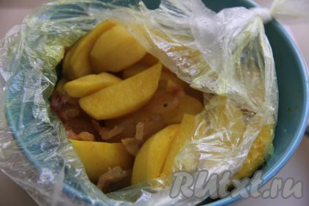 Поставить посуду с пакетом с картошкой и салом в микроволновку и запекать 12 минут (до готовности картофеля) при мощности микроволновки 750-800 Ватт. Для того чтобы проверить готовность, просто проколите картошку сквозь пакет зубочисткой, если картошины прокалываются легко, значит блюдо готово. Если же зубочистка входит в картофель с трудом, значит запекайте ещё в течение нескольких минут (до готовности) в микроволновке.