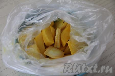 Выложить картошку с салом в пакет для запекания, завязать пакет.&nbsp;