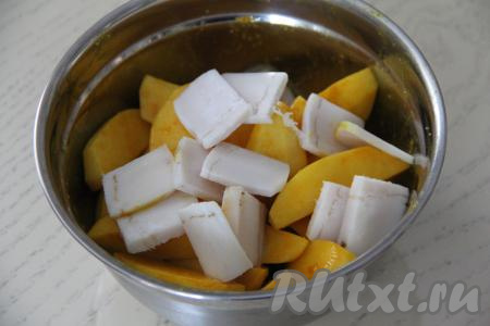 Солёное сало нарезать на небольшие ломтики и добавить к картошке.