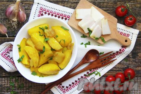 Готовую картошку с салом достать из микроволновки, переложить из пакета для запекания на тарелку и в горячем виде подать к столу в качестве гарнира. Быстро, вкусно и сытно, попробуйте!