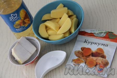 Подготовить продукты для приготовления картошки с салом в пакете в микроволновке. Картошку почистить и нарезать на крупные дольки. Специи можно взять по своему вкусу, я использовала 1/4 чайной ложки куркумы.