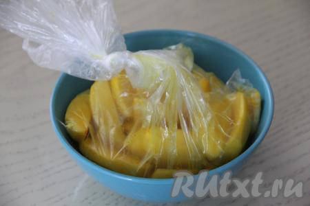 Поместить пакет с картошкой и салом в глубокую тарелку или миску (например, в керамическую миску), в которой можно готовить в микроволновке. На поверхности пакета зубочисткой сделать несколько проколов для выхода пара.