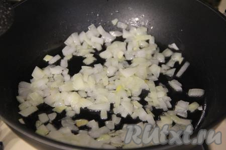 Пока варится суп, займёмся обжариванием овощей. Для этого в сковороде нужно очень хорошо прогреть немного растительного масла, после этого выложить мелко нарезанный лук и обжаривать его минут 3-4 (до прозрачности) на среднем огне, периодически перемешивая.